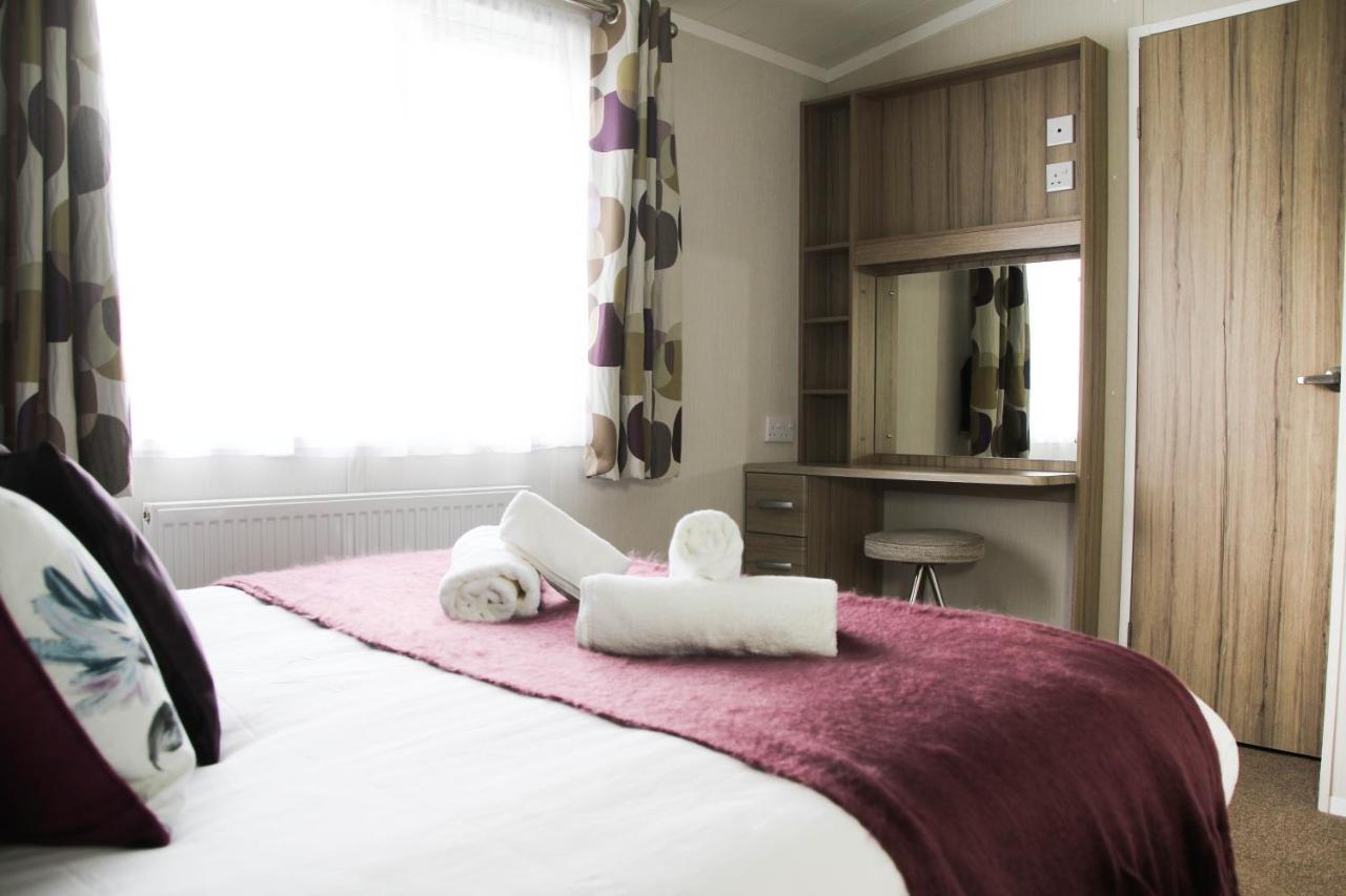 Herons Lake Retreat Hot Tub Lodges Caerwys Buitenkant foto