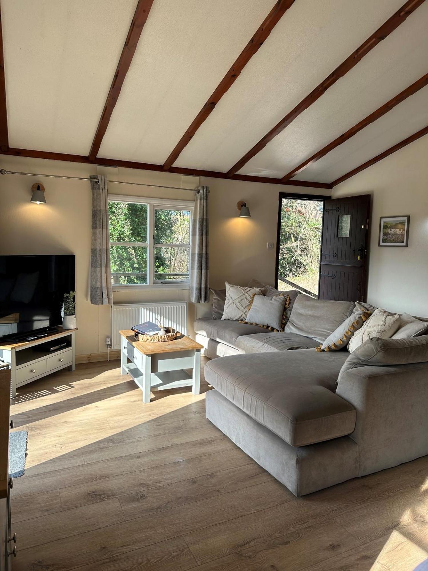 Herons Lake Retreat Hot Tub Lodges Caerwys Buitenkant foto