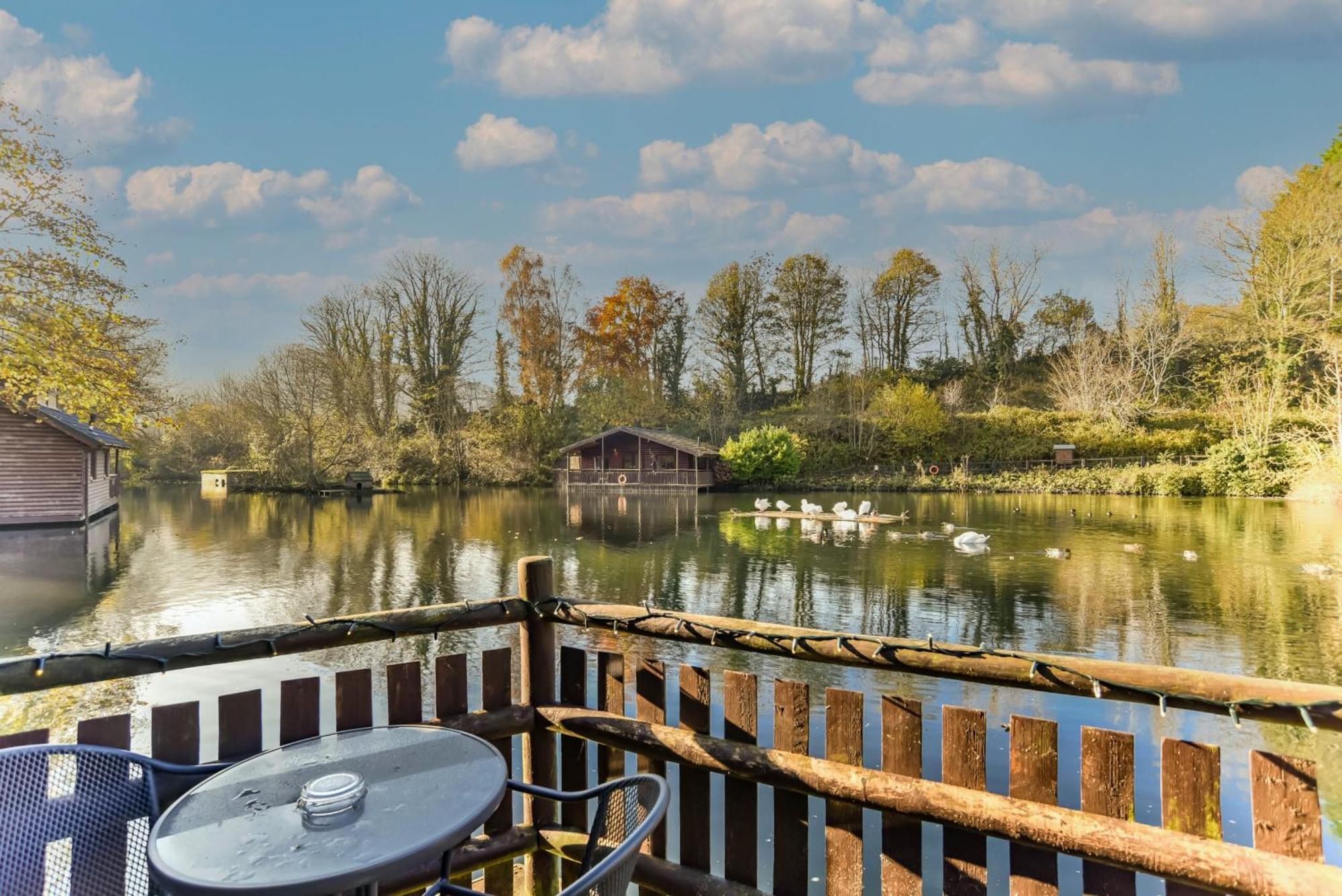 Herons Lake Retreat Hot Tub Lodges Caerwys Buitenkant foto