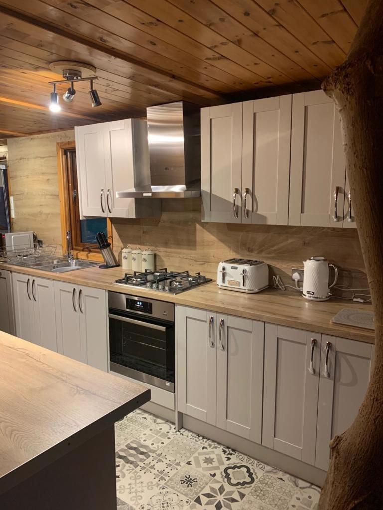 Herons Lake Retreat Hot Tub Lodges Caerwys Buitenkant foto