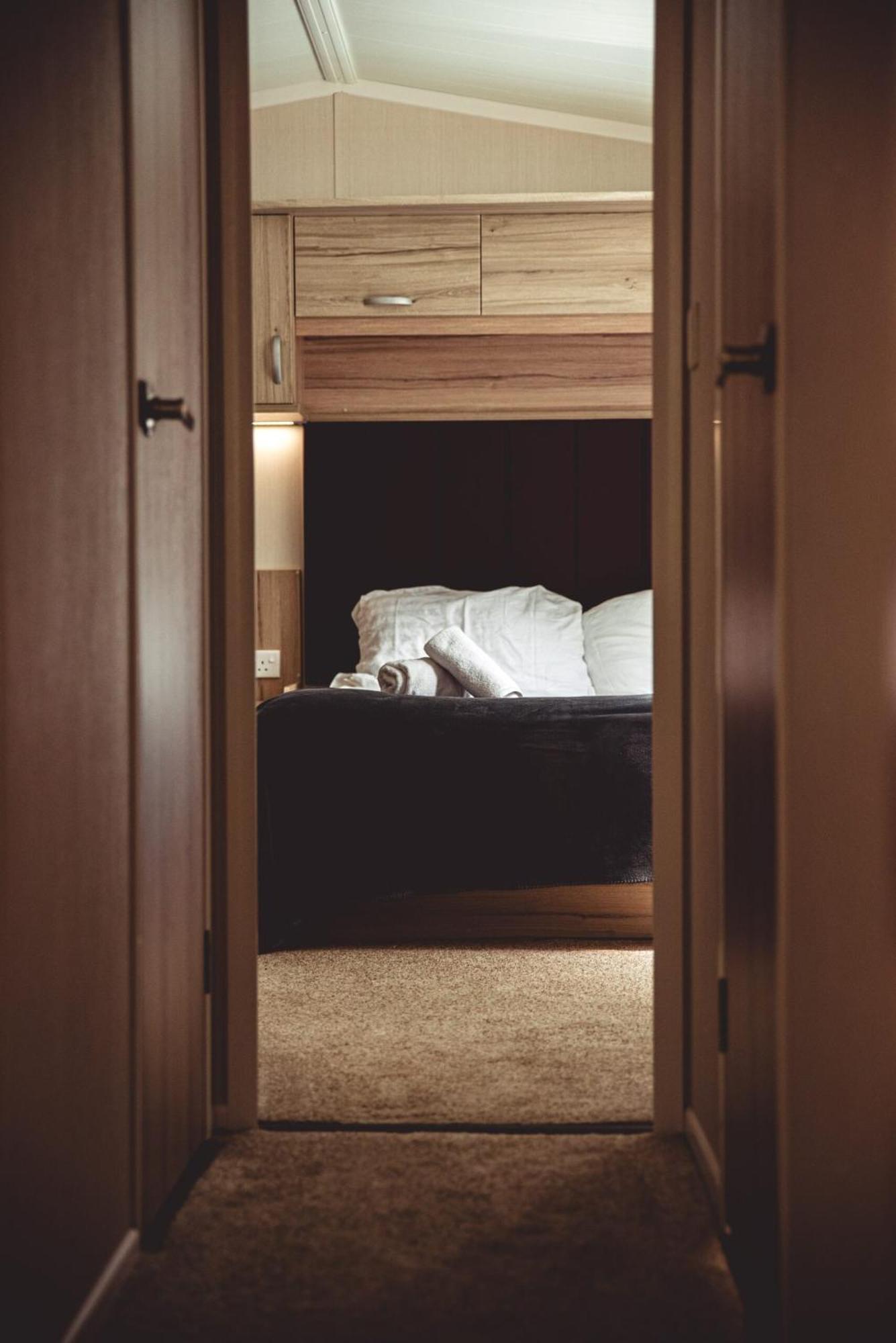 Herons Lake Retreat Hot Tub Lodges Caerwys Buitenkant foto