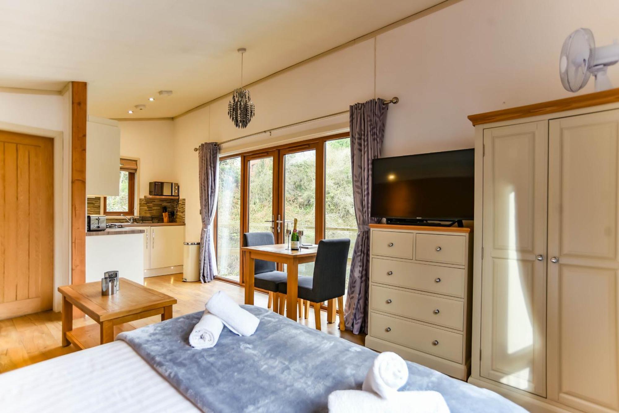 Herons Lake Retreat Hot Tub Lodges Caerwys Buitenkant foto
