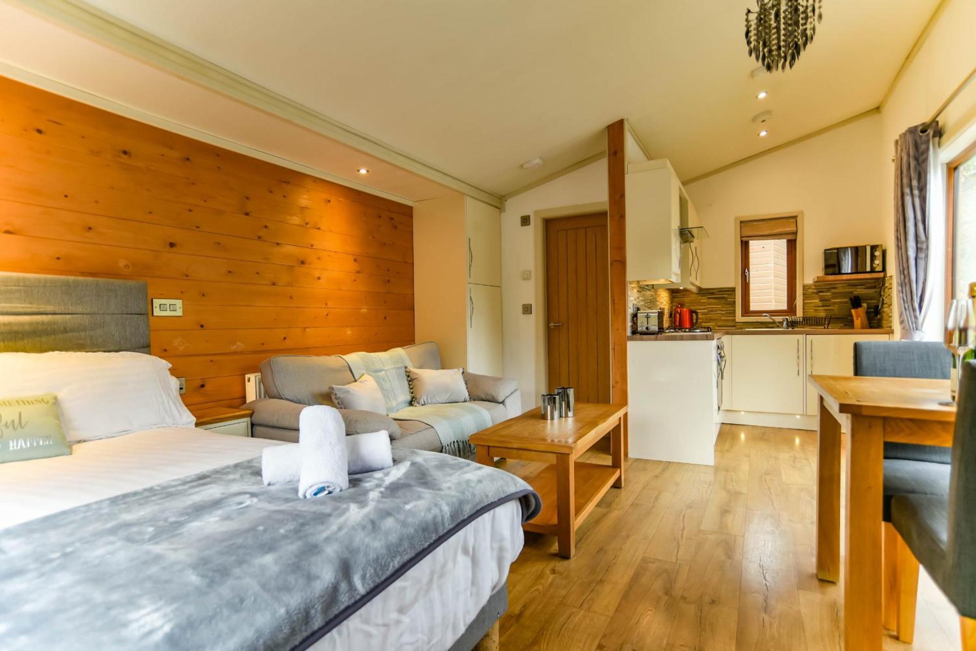 Herons Lake Retreat Hot Tub Lodges Caerwys Buitenkant foto