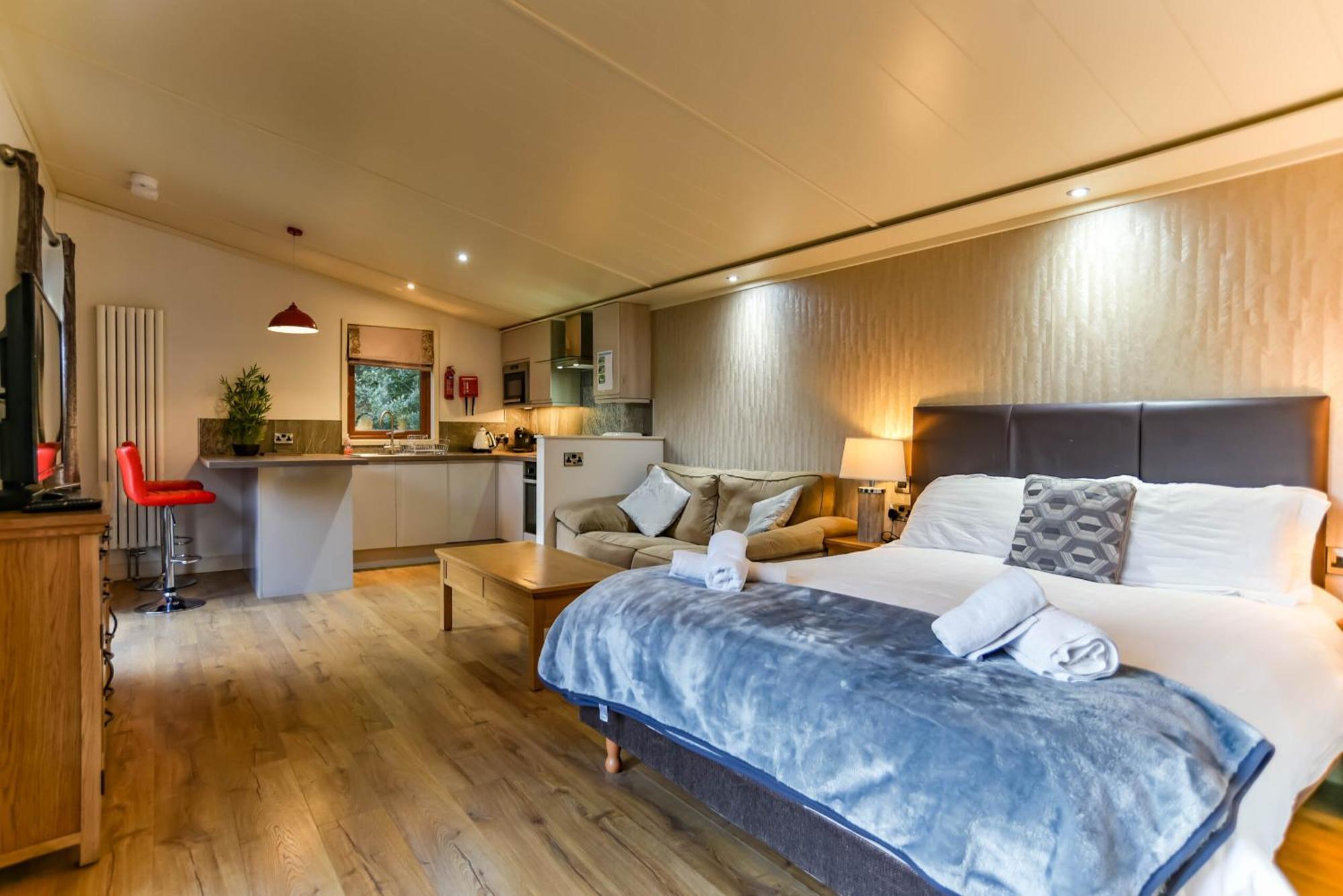 Herons Lake Retreat Hot Tub Lodges Caerwys Buitenkant foto