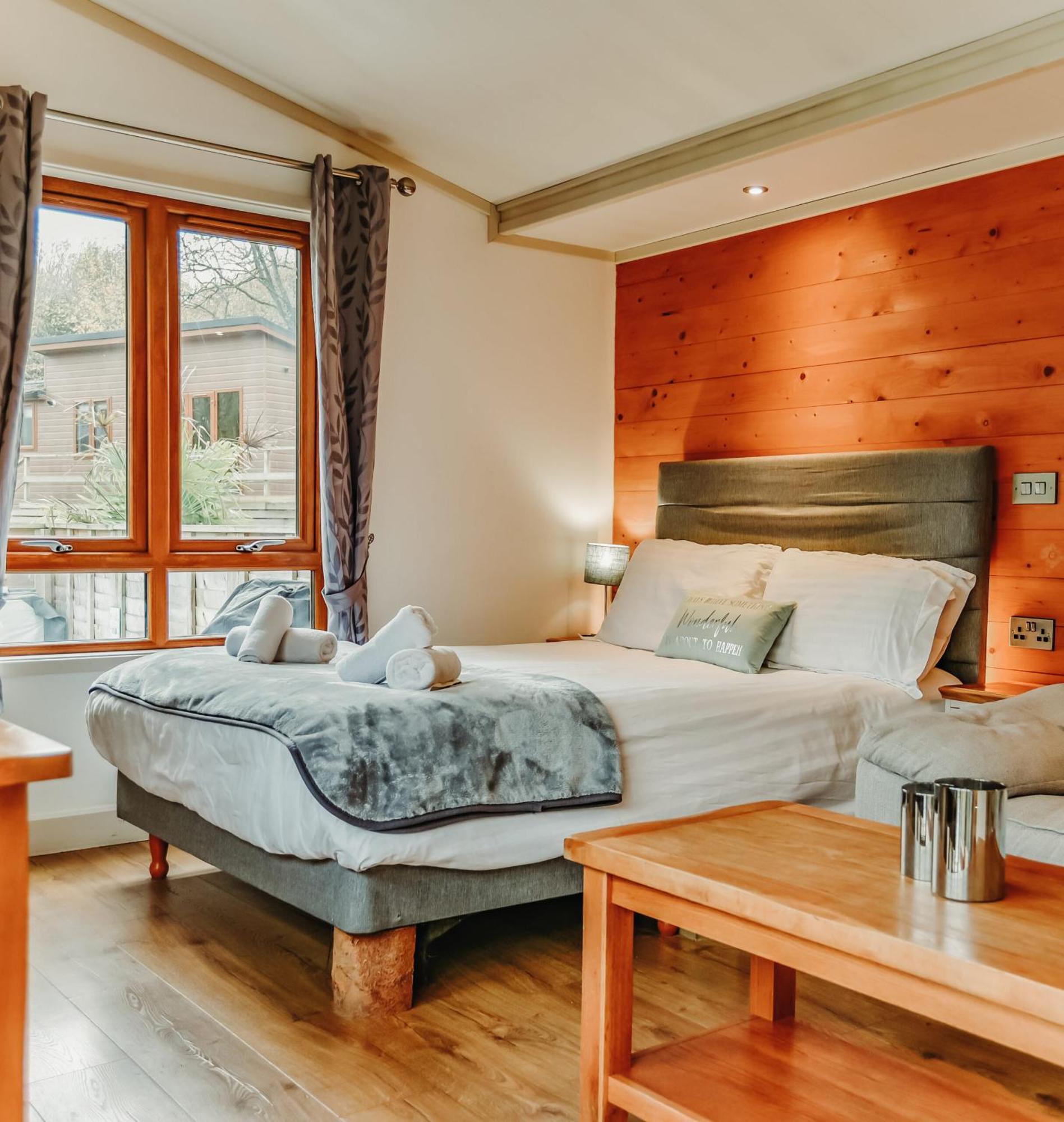 Herons Lake Retreat Hot Tub Lodges Caerwys Buitenkant foto