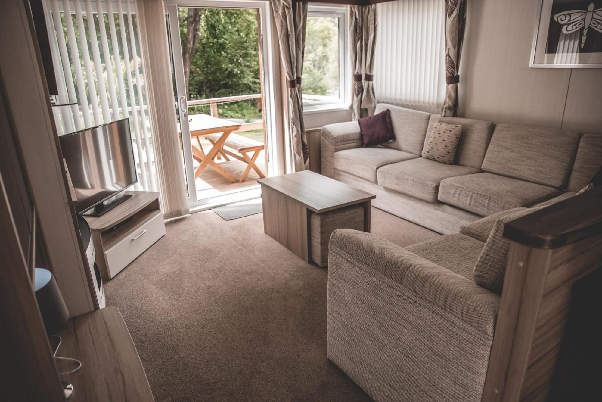 Herons Lake Retreat Hot Tub Lodges Caerwys Buitenkant foto