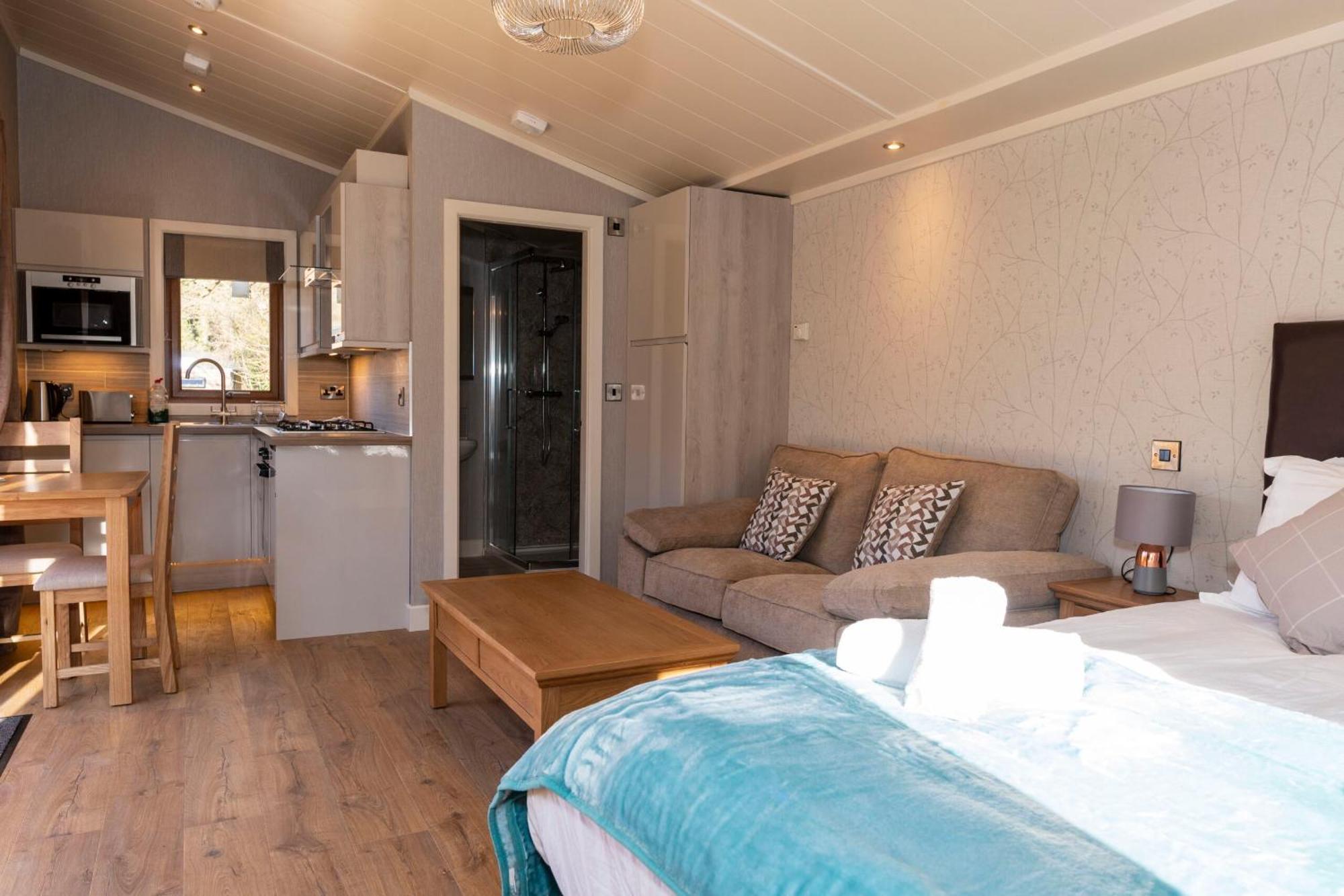 Herons Lake Retreat Hot Tub Lodges Caerwys Buitenkant foto
