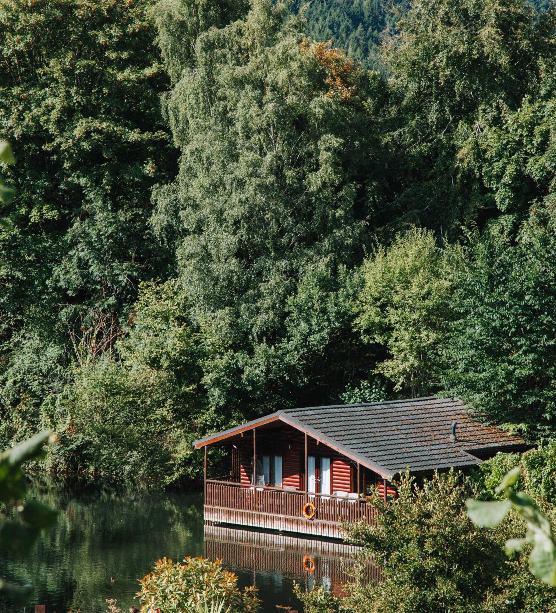 Herons Lake Retreat Hot Tub Lodges Caerwys Buitenkant foto