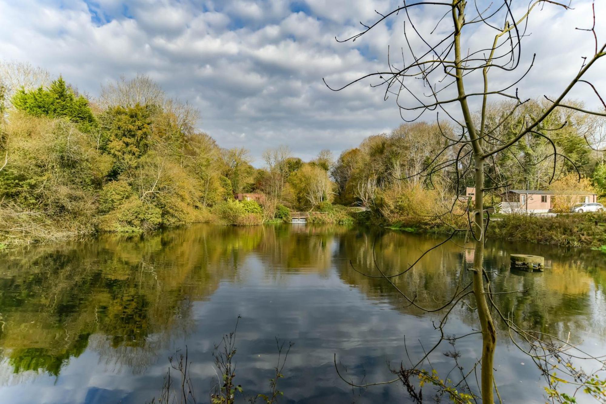 Herons Lake Retreat Hot Tub Lodges Caerwys Buitenkant foto