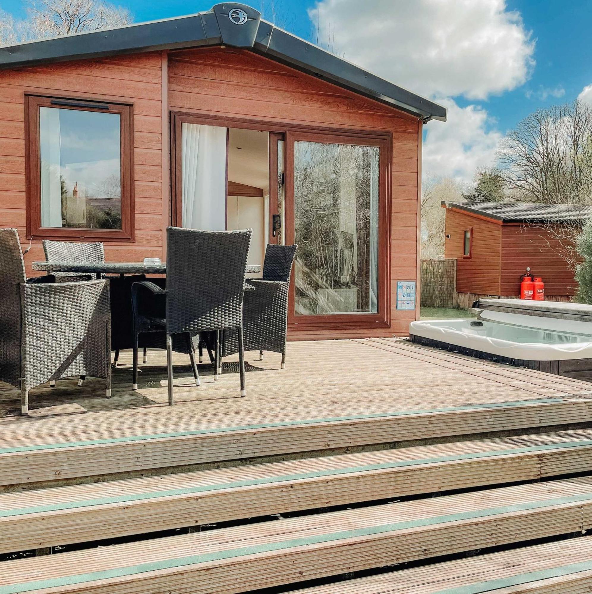 Herons Lake Retreat Hot Tub Lodges Caerwys Buitenkant foto