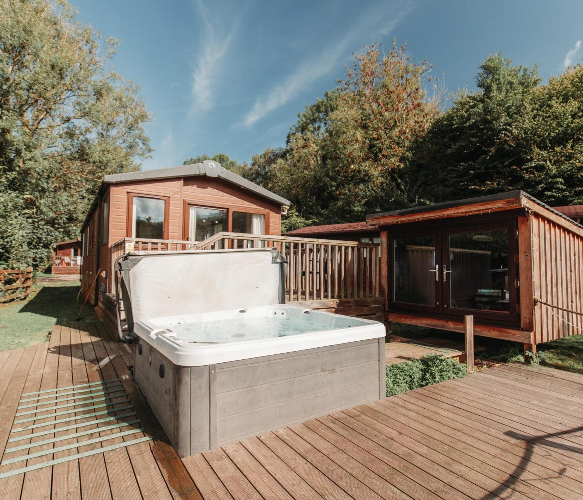 Herons Lake Retreat Hot Tub Lodges Caerwys Buitenkant foto