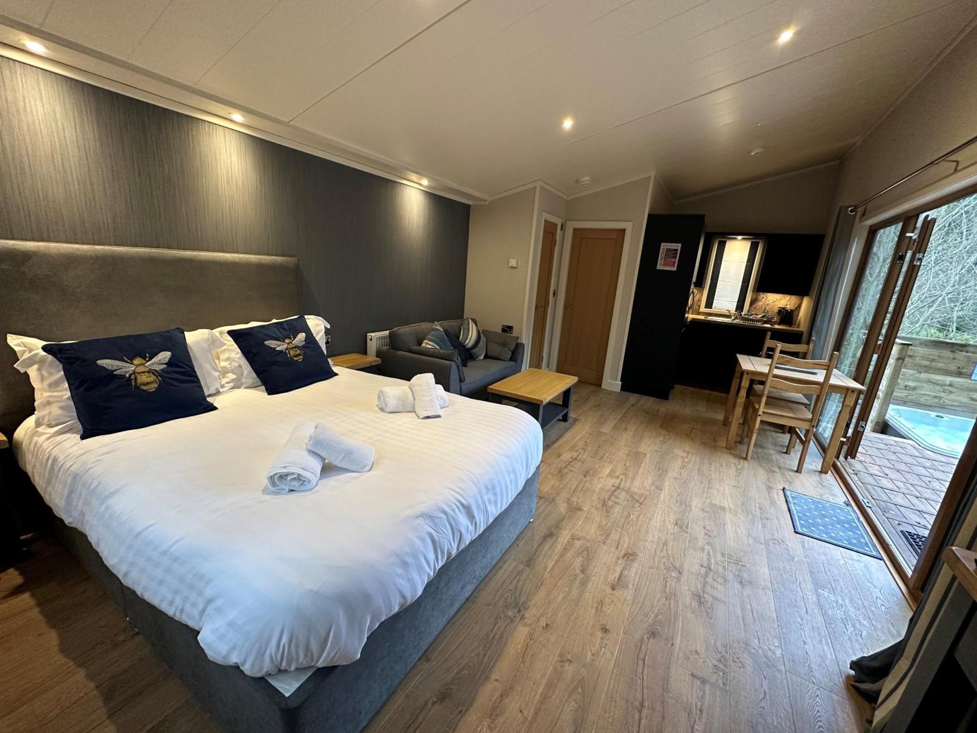 Herons Lake Retreat Hot Tub Lodges Caerwys Buitenkant foto