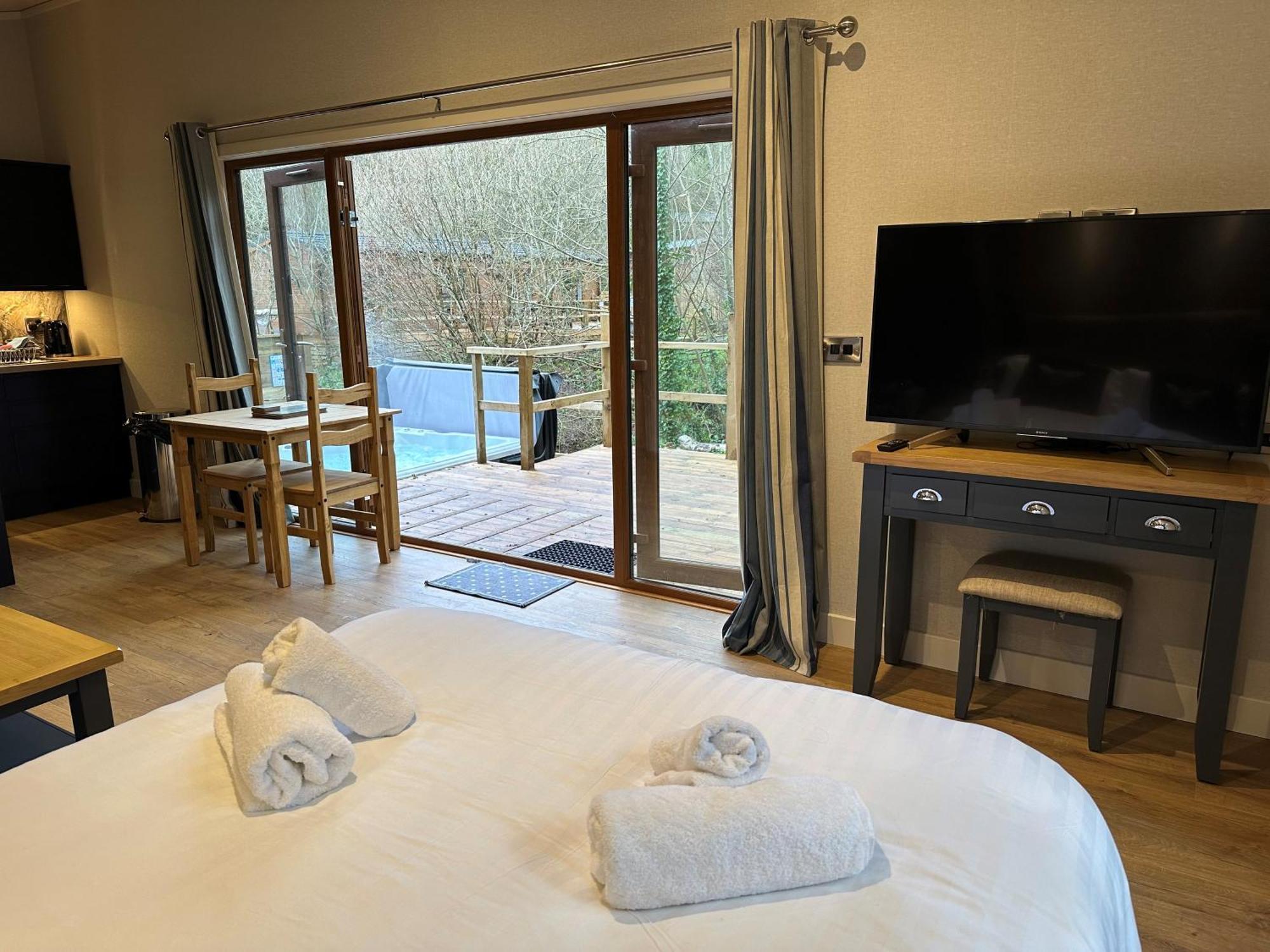 Herons Lake Retreat Hot Tub Lodges Caerwys Buitenkant foto