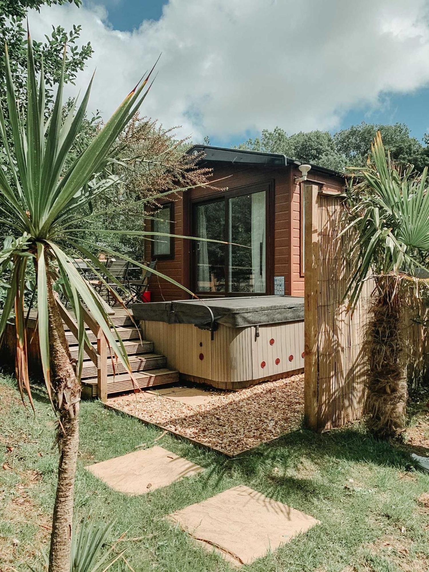 Herons Lake Retreat Hot Tub Lodges Caerwys Buitenkant foto
