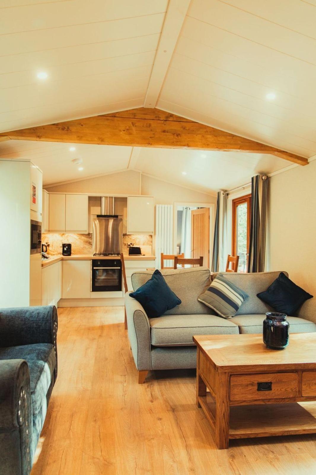 Herons Lake Retreat Hot Tub Lodges Caerwys Buitenkant foto