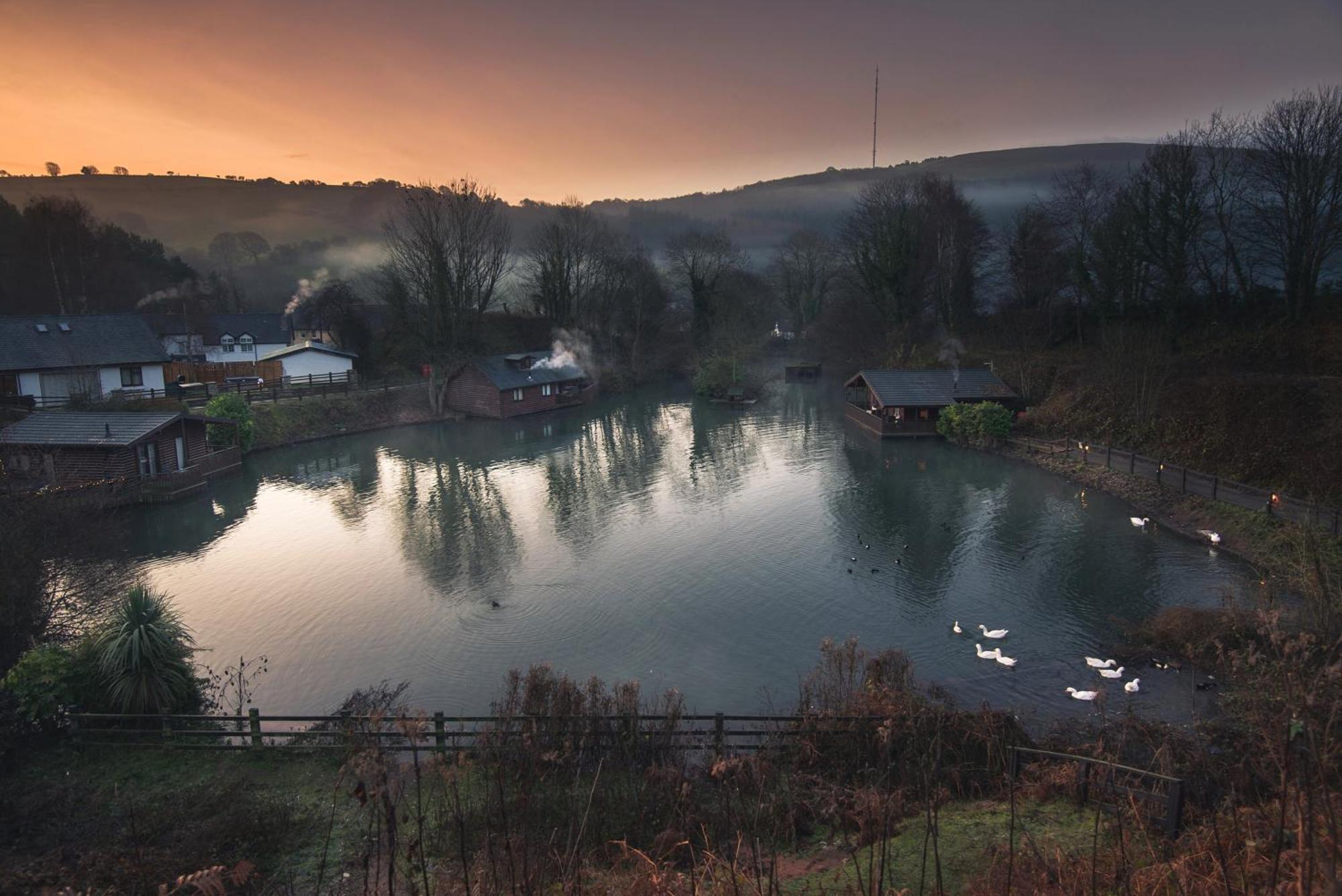 Herons Lake Retreat Hot Tub Lodges Caerwys Buitenkant foto