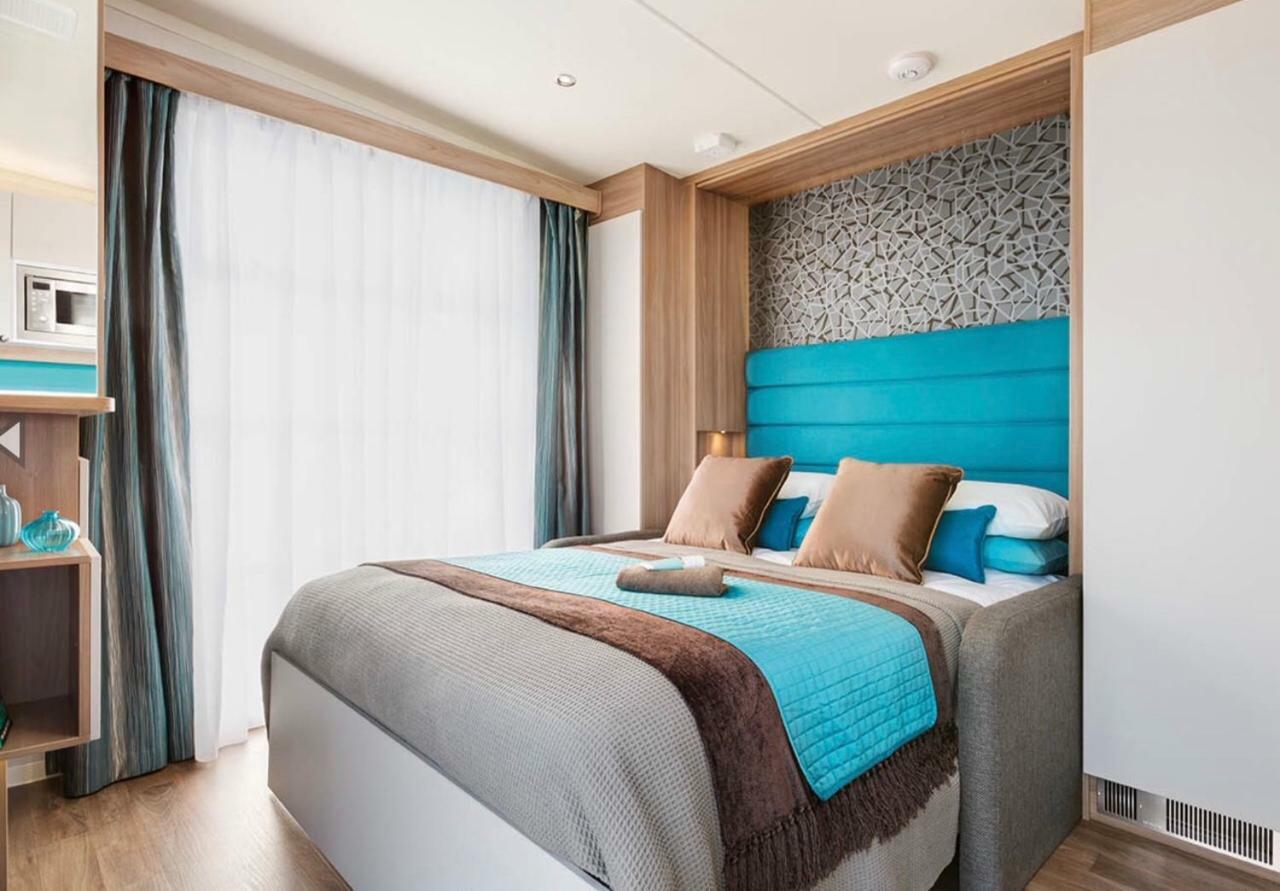 Herons Lake Retreat Hot Tub Lodges Caerwys Buitenkant foto