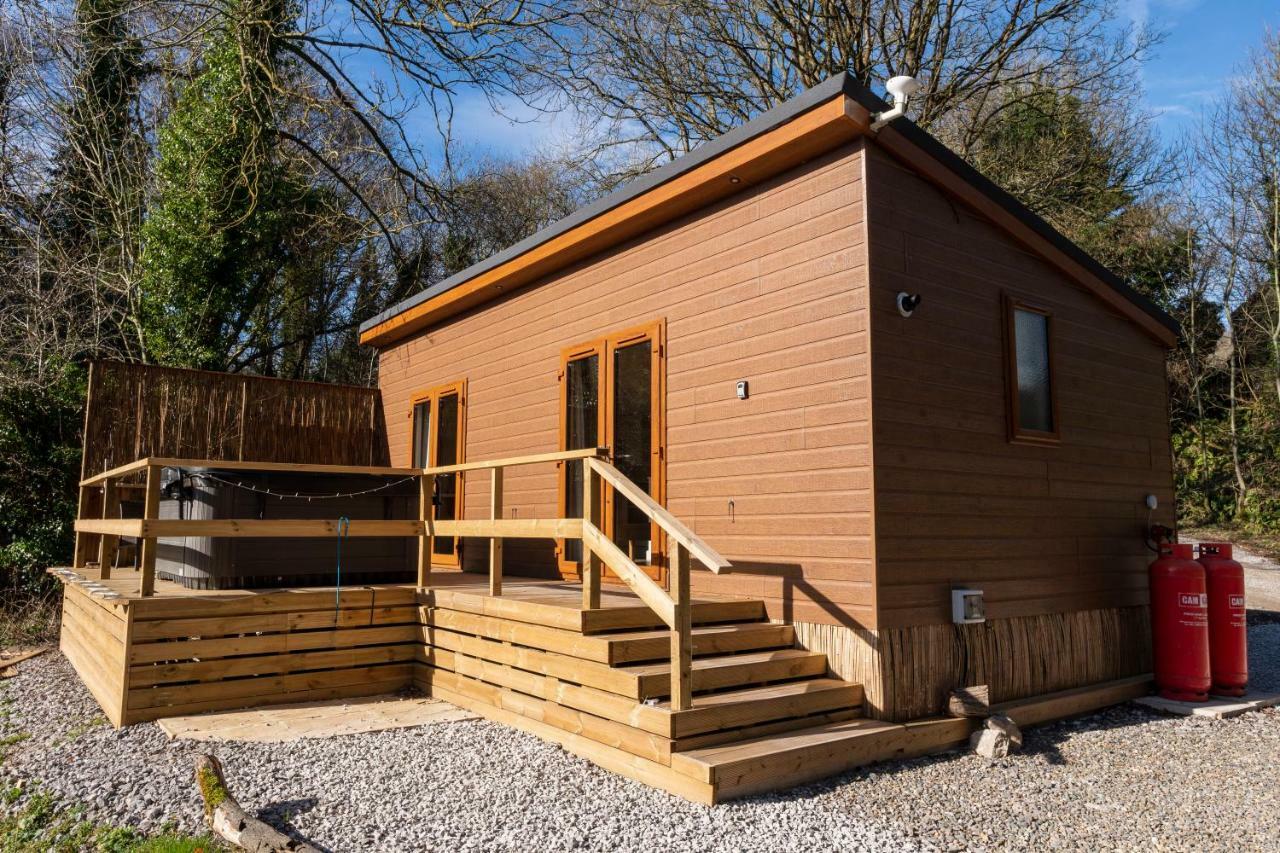 Herons Lake Retreat Hot Tub Lodges Caerwys Buitenkant foto
