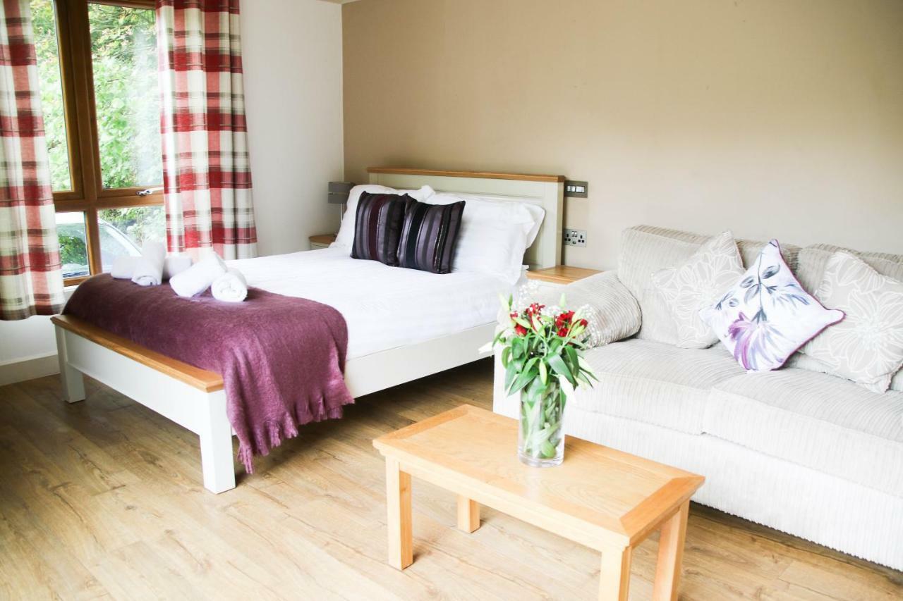 Herons Lake Retreat Hot Tub Lodges Caerwys Buitenkant foto