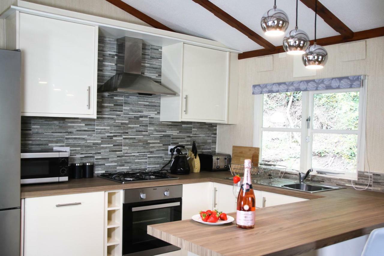 Herons Lake Retreat Hot Tub Lodges Caerwys Buitenkant foto