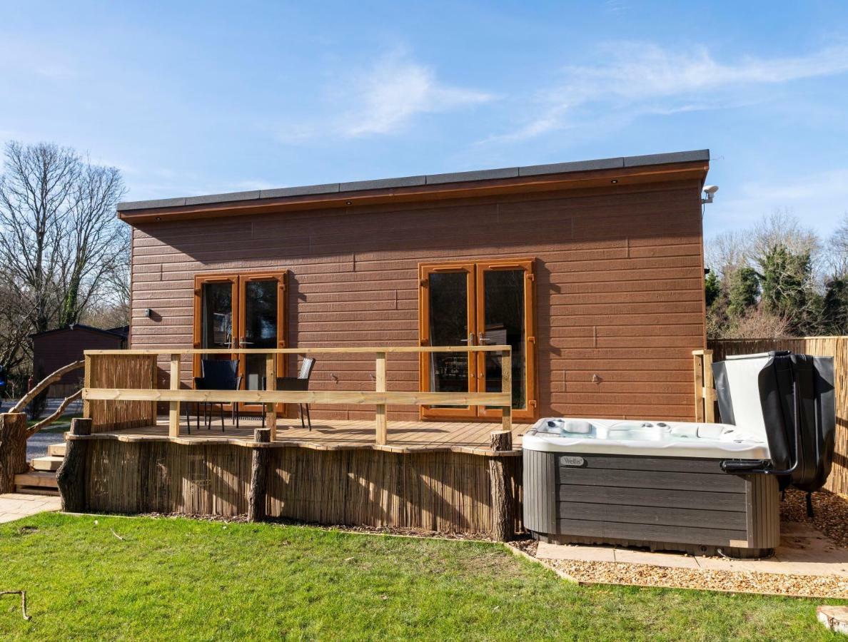 Herons Lake Retreat Hot Tub Lodges Caerwys Buitenkant foto