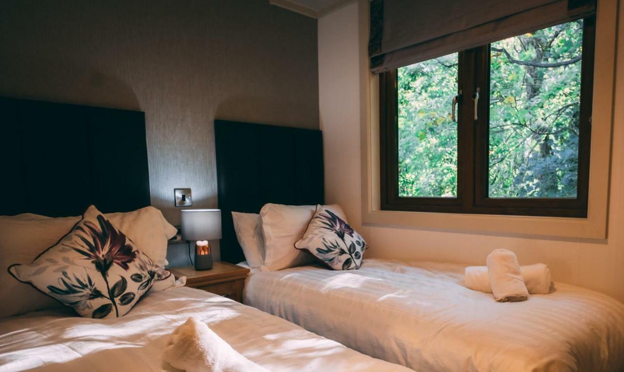 Herons Lake Retreat Hot Tub Lodges Caerwys Buitenkant foto
