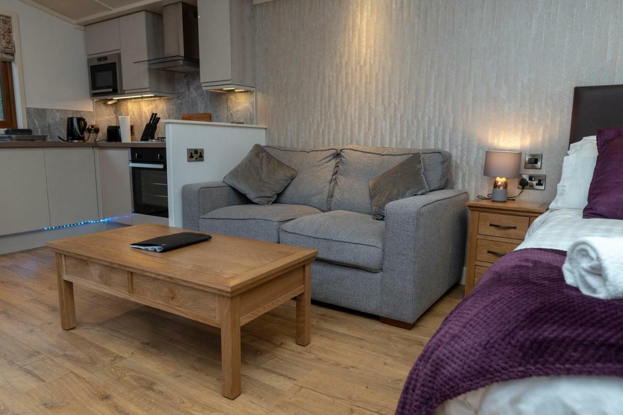 Herons Lake Retreat Hot Tub Lodges Caerwys Buitenkant foto