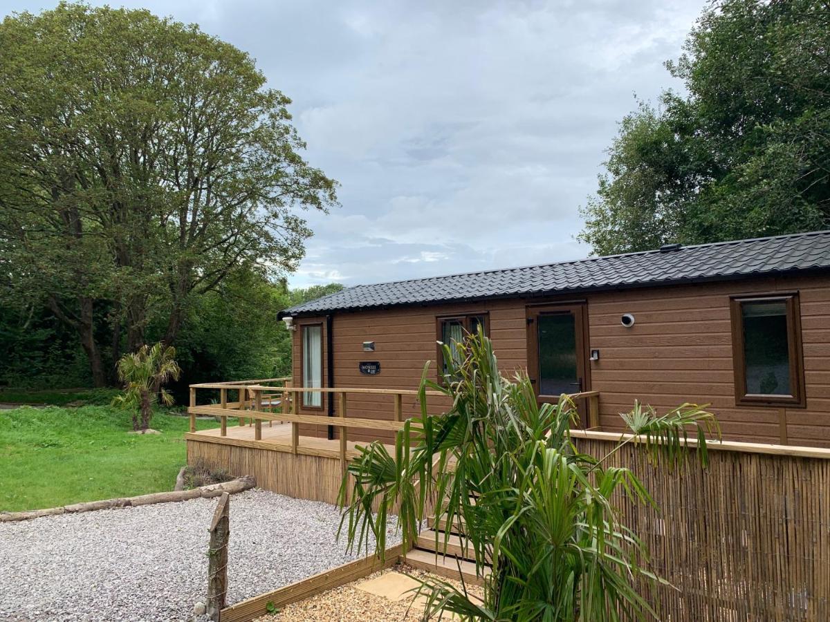 Herons Lake Retreat Hot Tub Lodges Caerwys Buitenkant foto