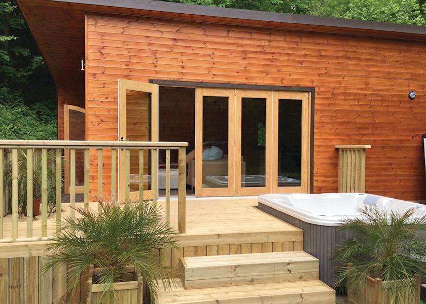 Herons Lake Retreat Hot Tub Lodges Caerwys Buitenkant foto